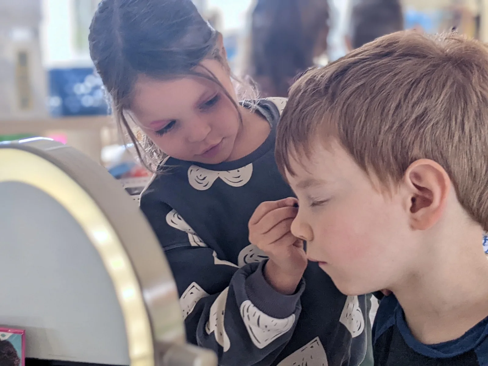 Enfants de La petite école jouant une scène de médecin pendant une activité d’art dramatique
