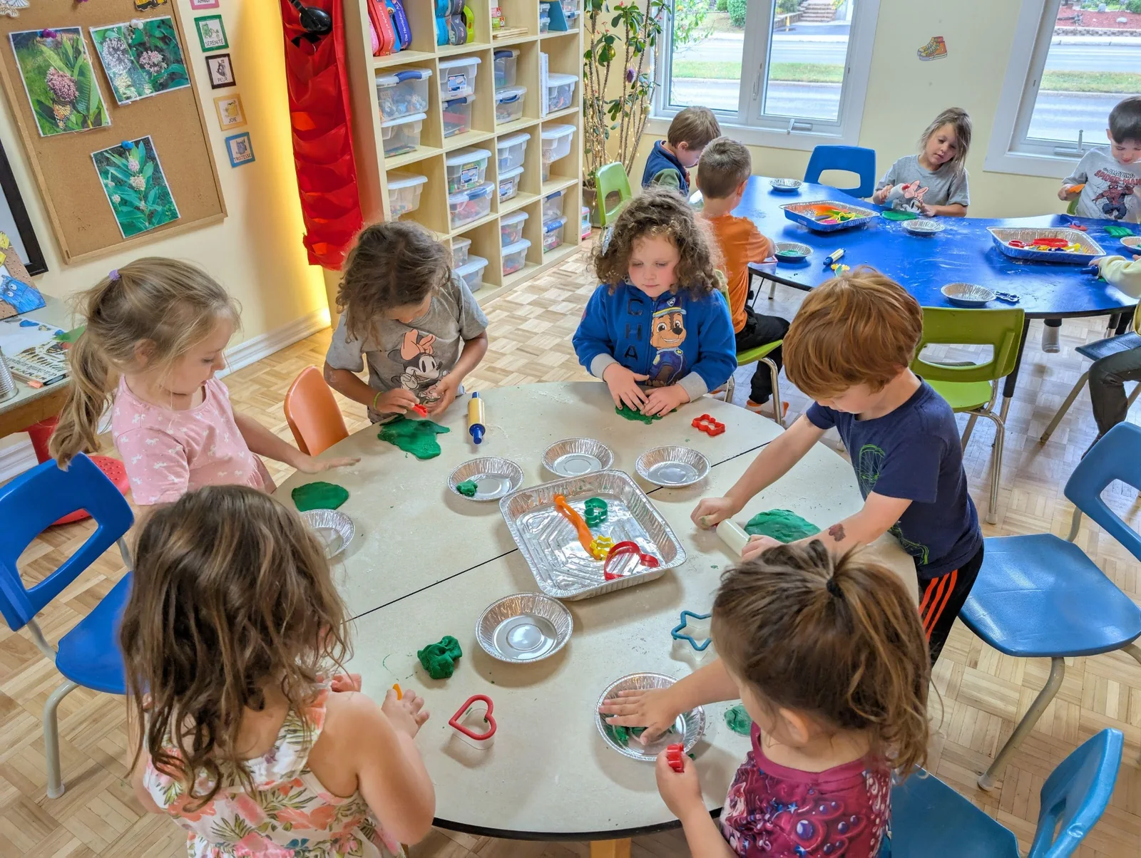 Enfants de La petite école participant à une activité de manipulation en classe