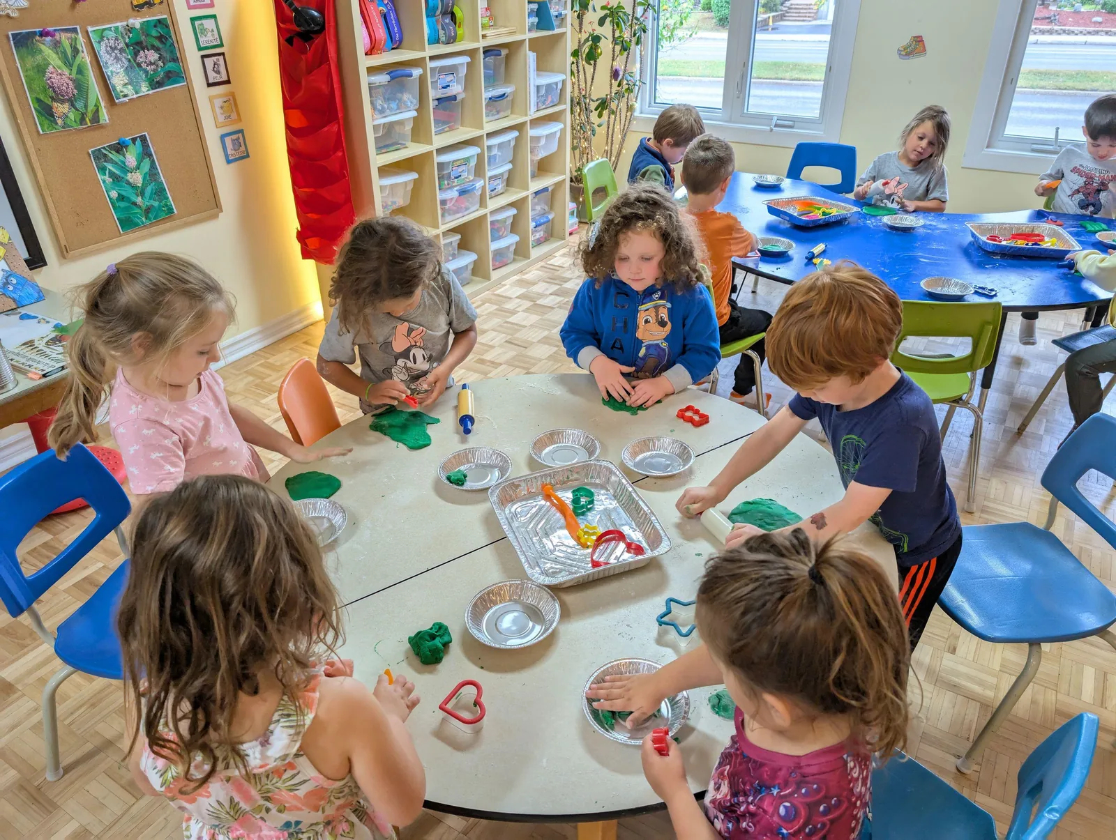 Enfants participant à un atelier d’arts plastiques