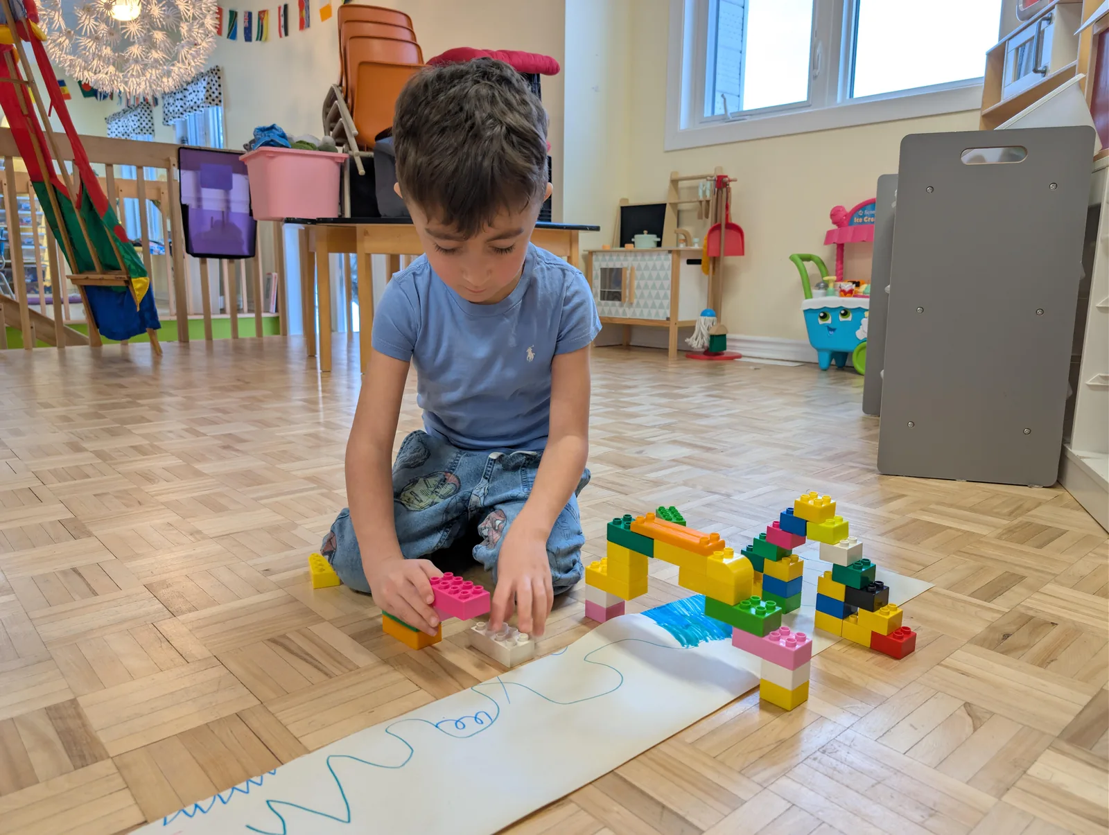 Enfants en jeu libre avec des blocs de construction
