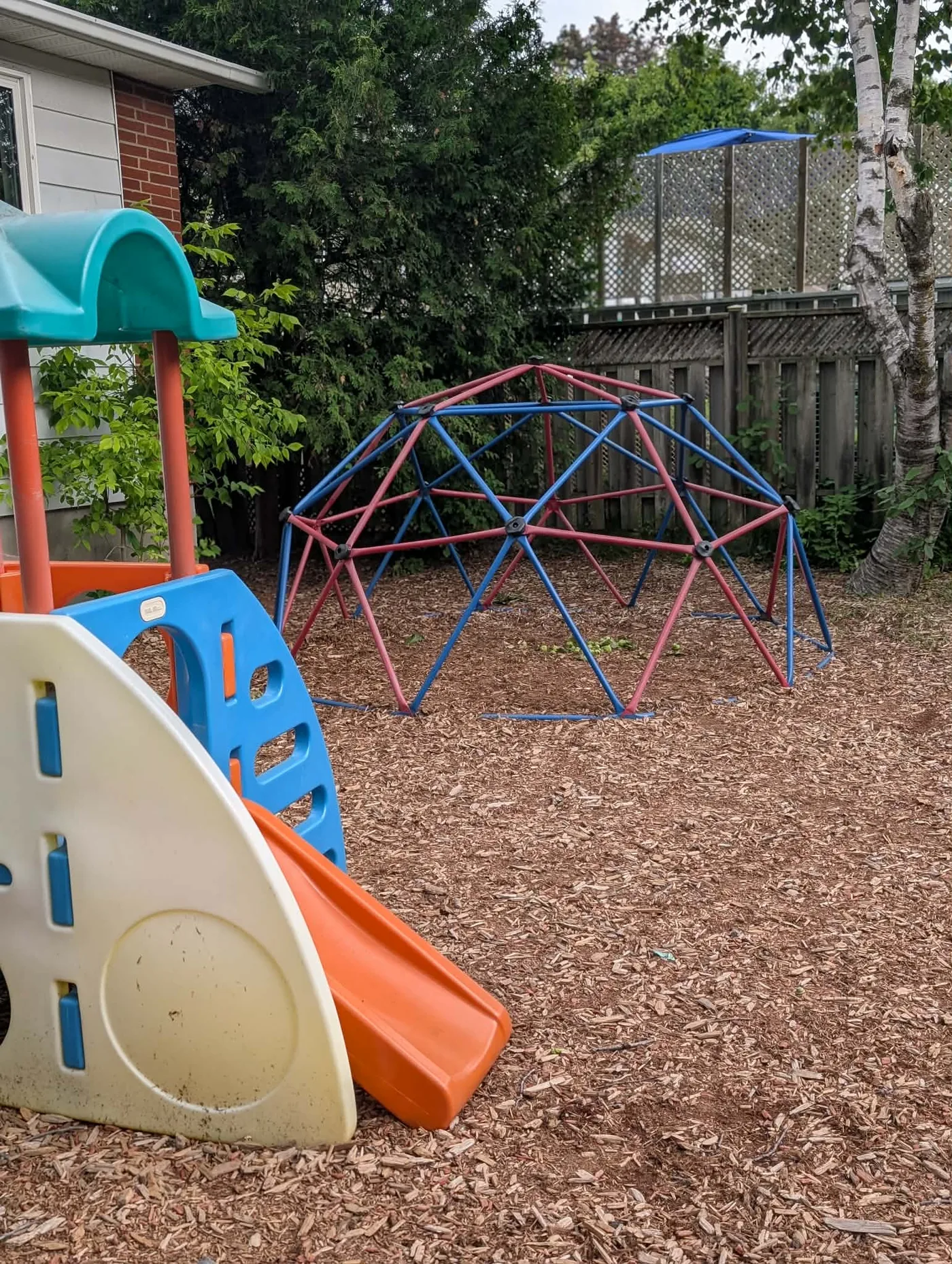 Cour extérieure de La petite école avec modules de jeu et d’escalade