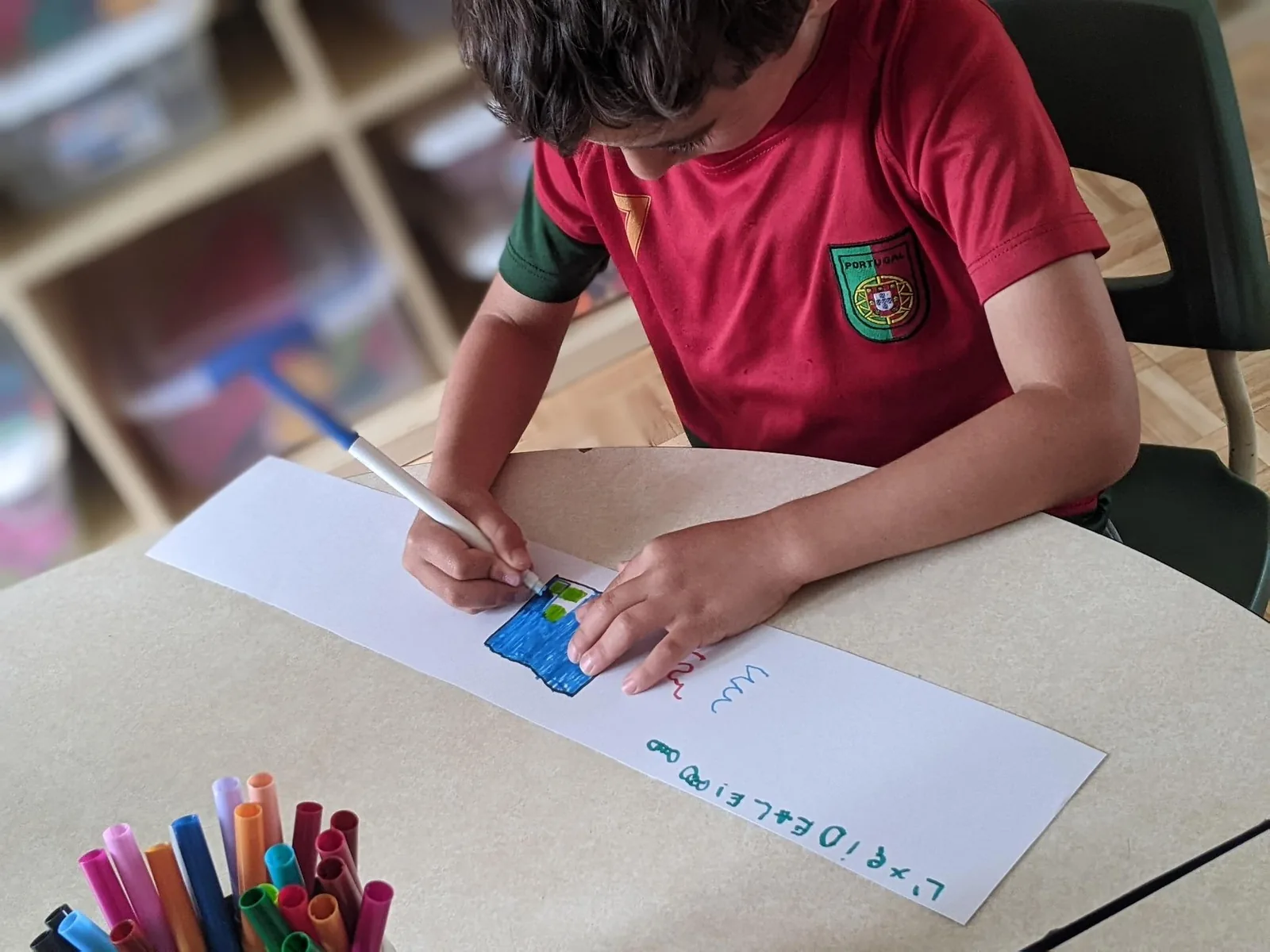 Enfant participant à une activité créative et langagière