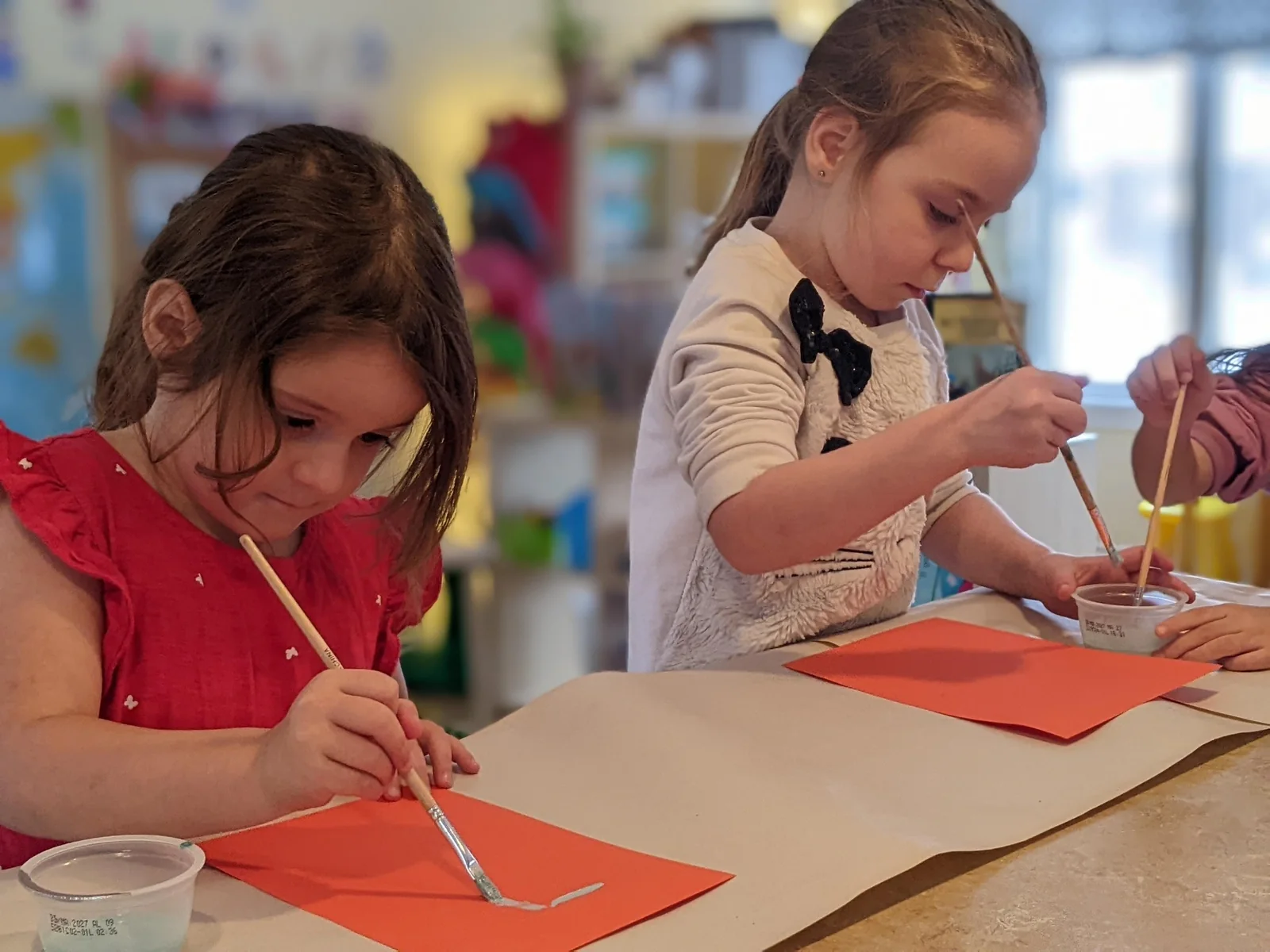 Enfants de La petite école réalisant une activité de peinture en classe