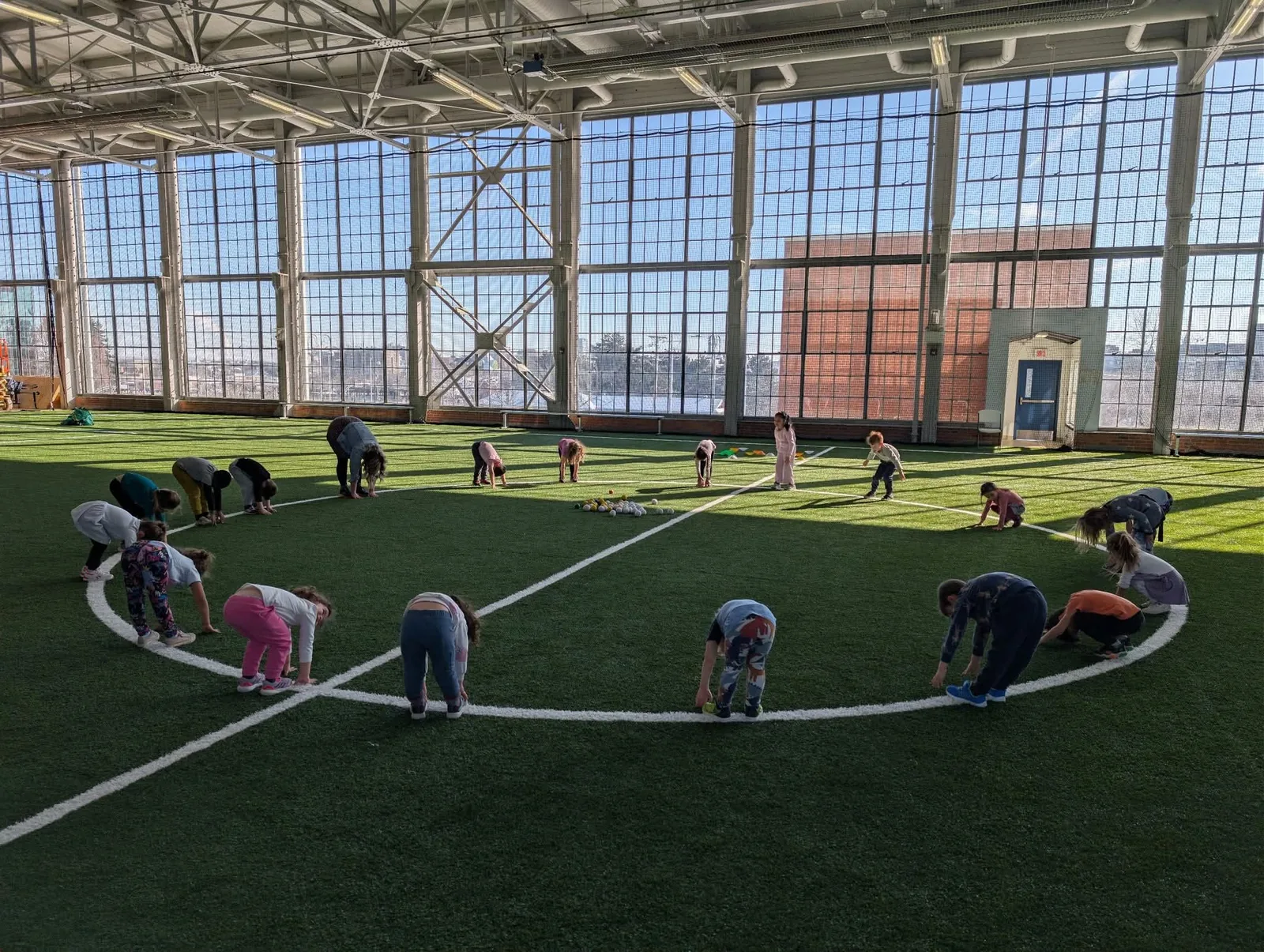 Groupe préscolaire participant à une activité sportive