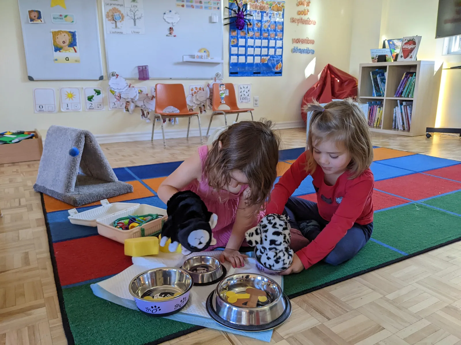 Enfants de 4 et 5 ans participant à un jeu symbolique à La petite école