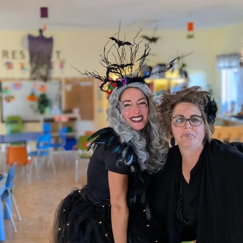 Julie et Mélodie lors d’une activité thématique à La petite école