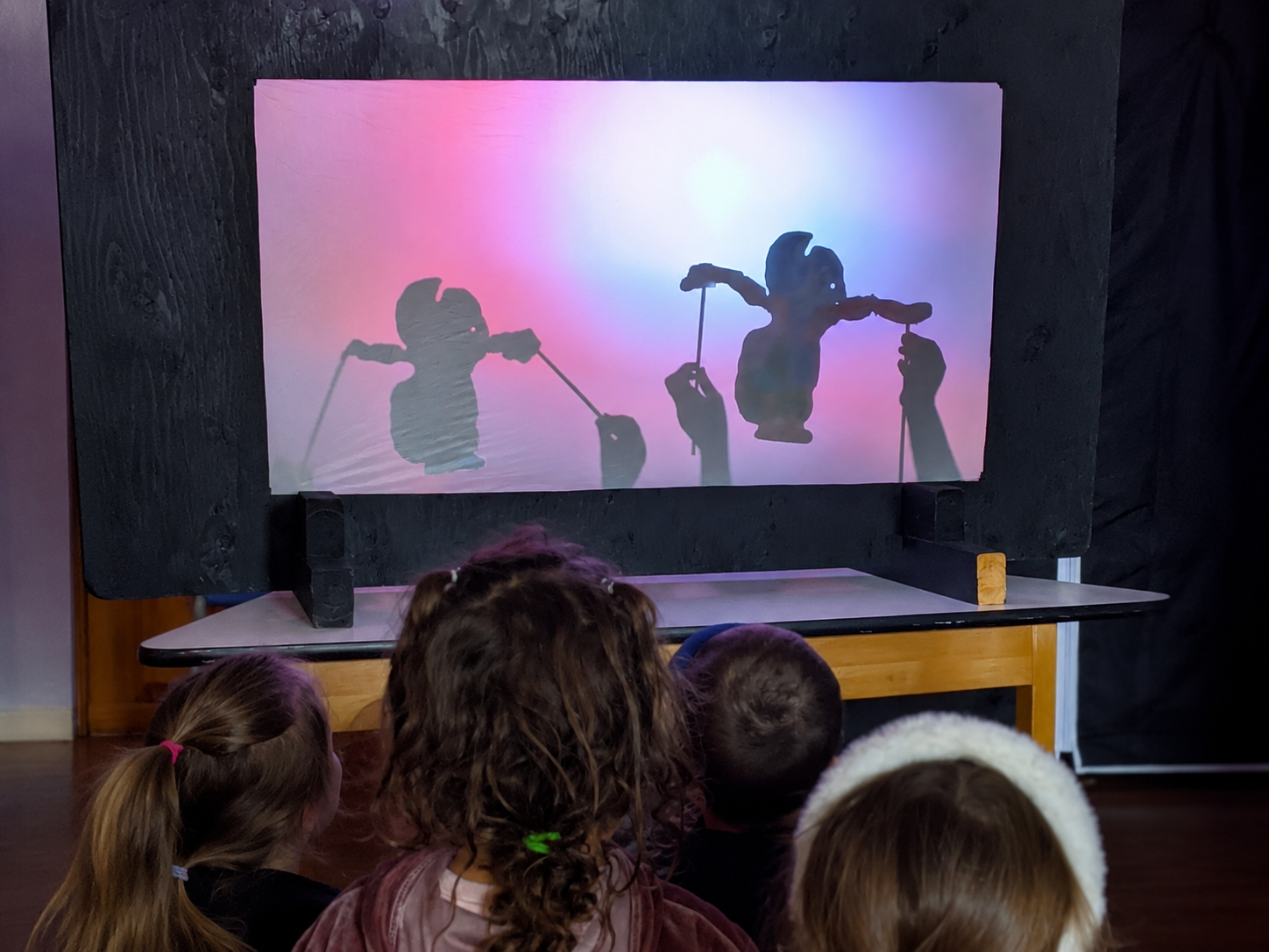 Enfants participant à une activité de théâtre d’ombres et de marionnettes à La petite école de mon quartier