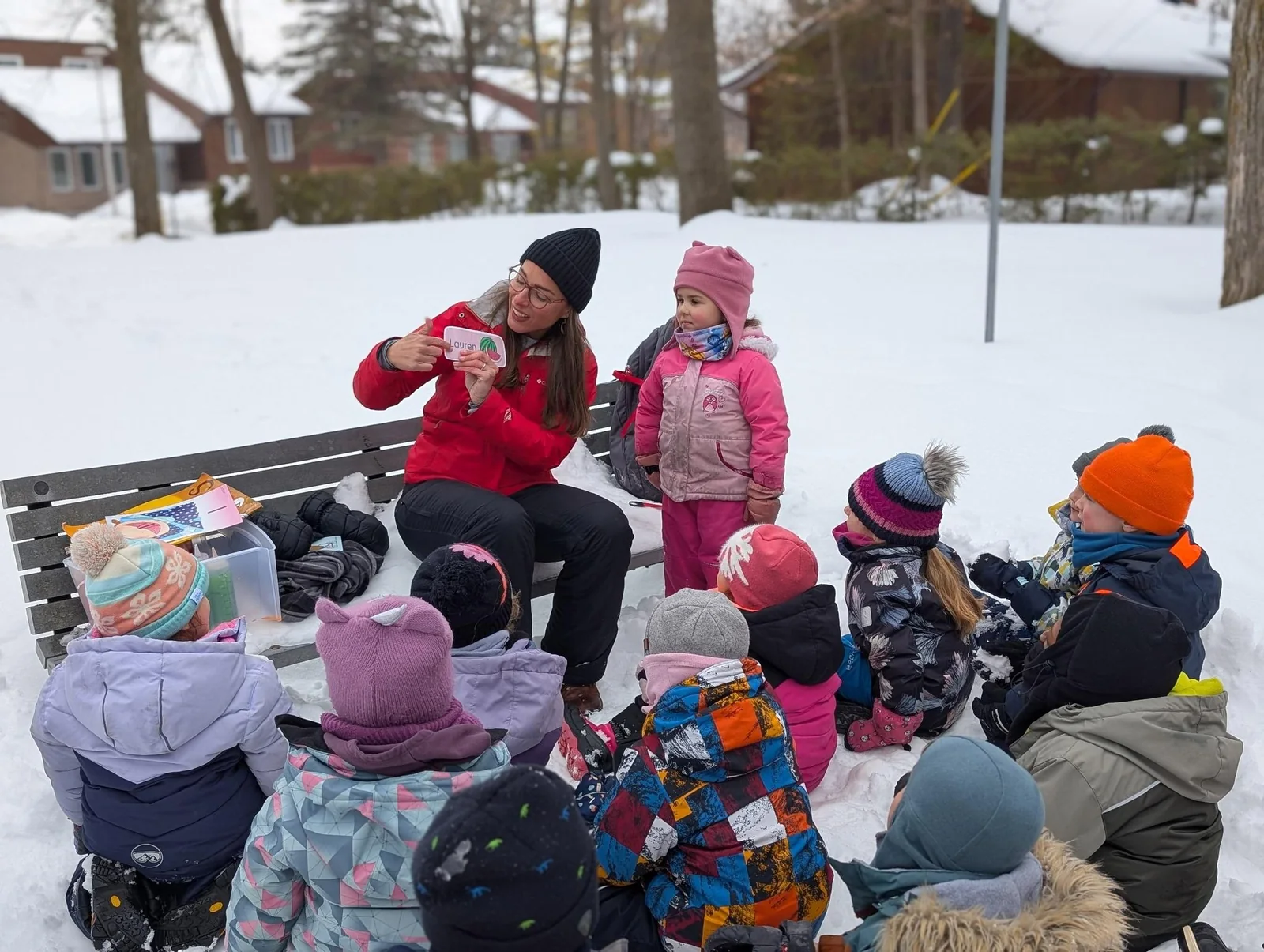 Éducatrice animant une activité d’apprentissage avec les enfants dans la neige
