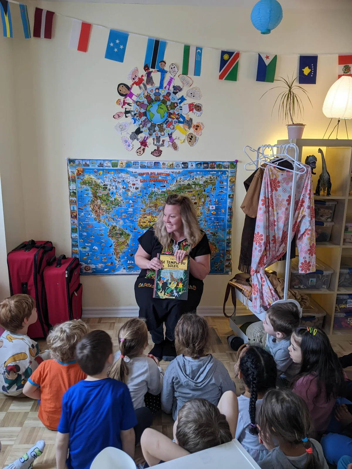 Invitée présentant une histoire culturelle à un groupe d’enfants de La petite école