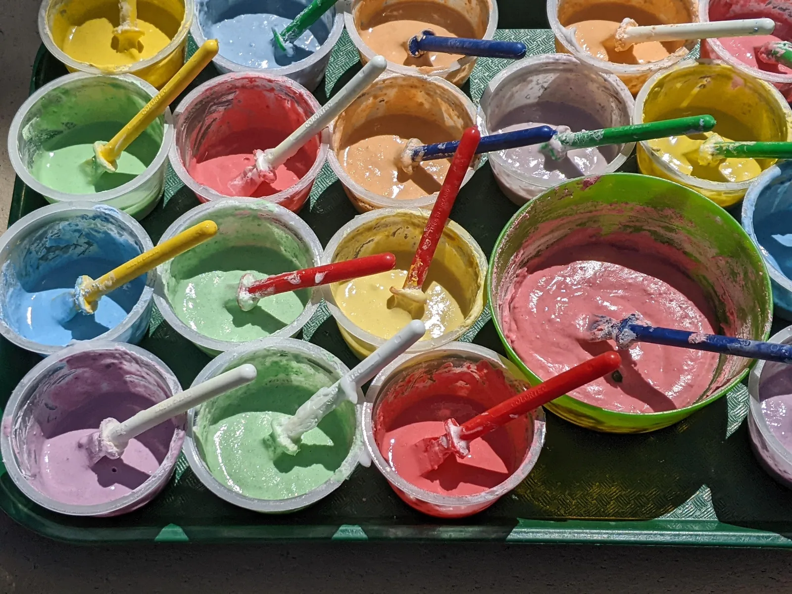 Atelier de peinture et d’exploration des couleurs à La petite école