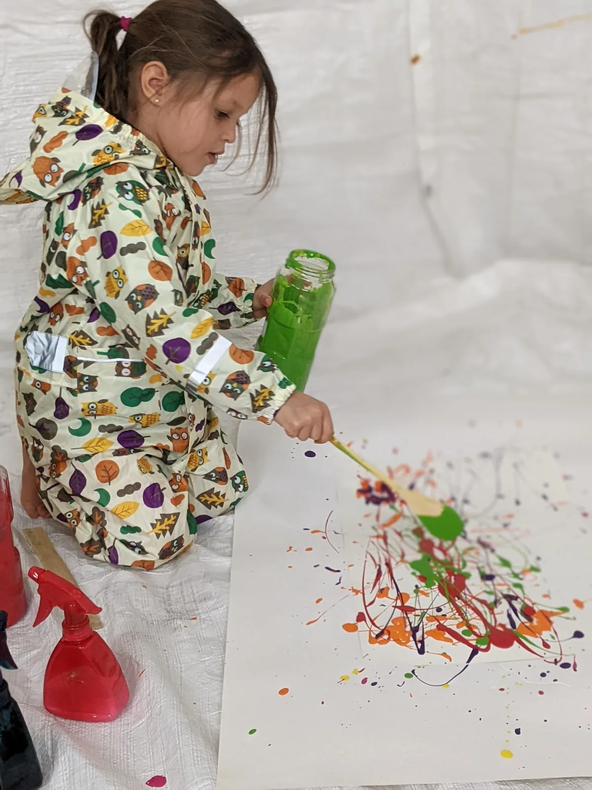 Enfant participant à une activité artistique dirigée