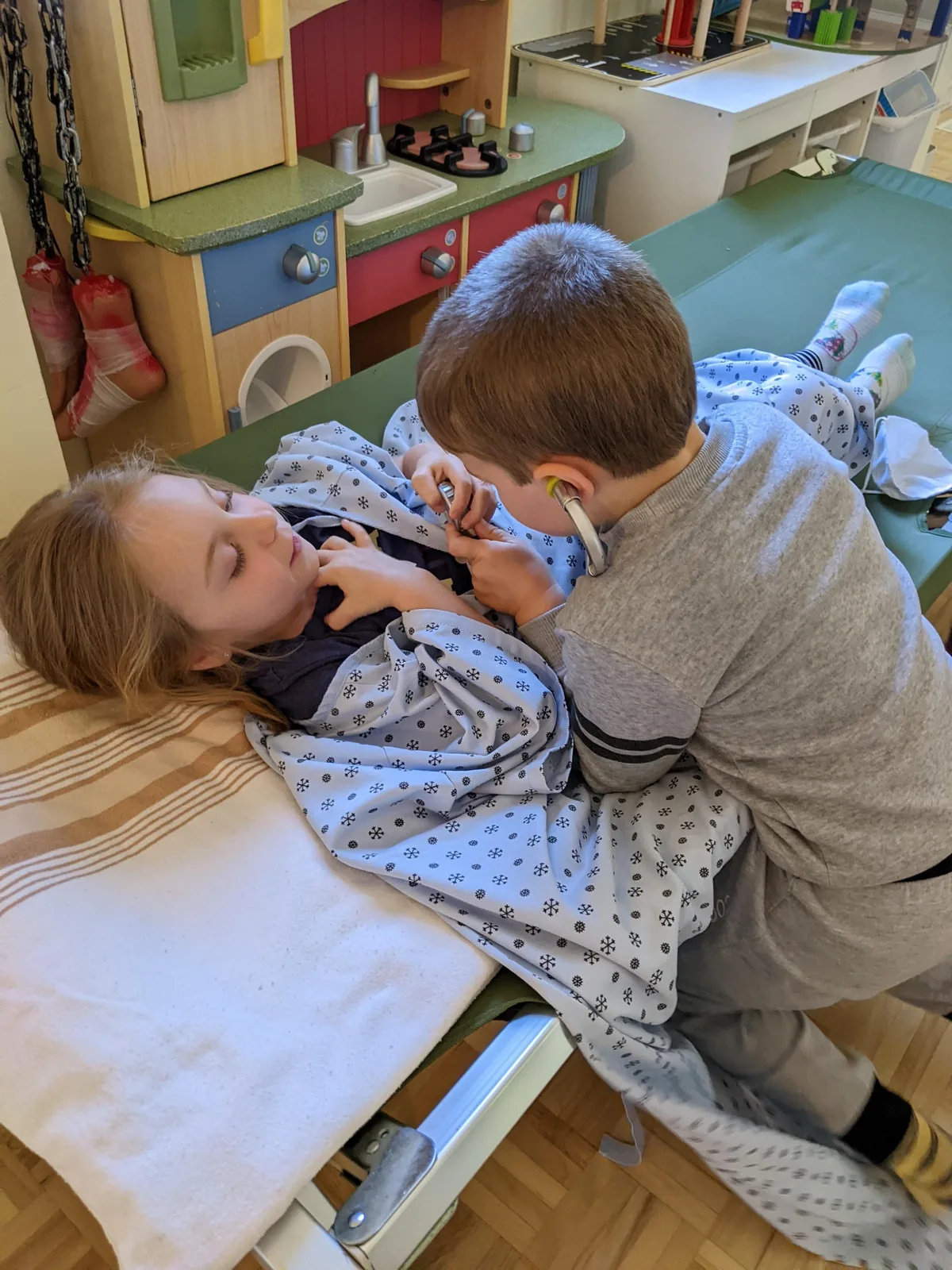 Enfants participant à un jeu symbolique dans un atelier autonome