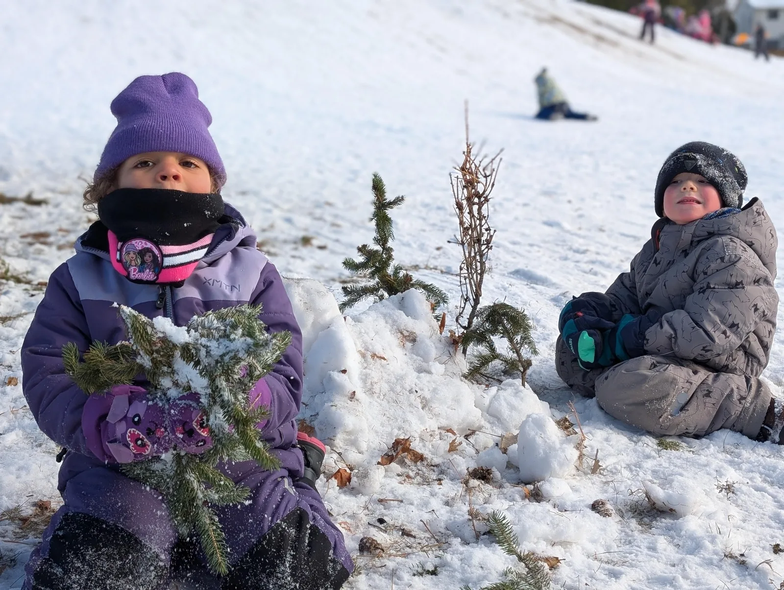 Enfants jouant et explorant la neige à l’extérieur