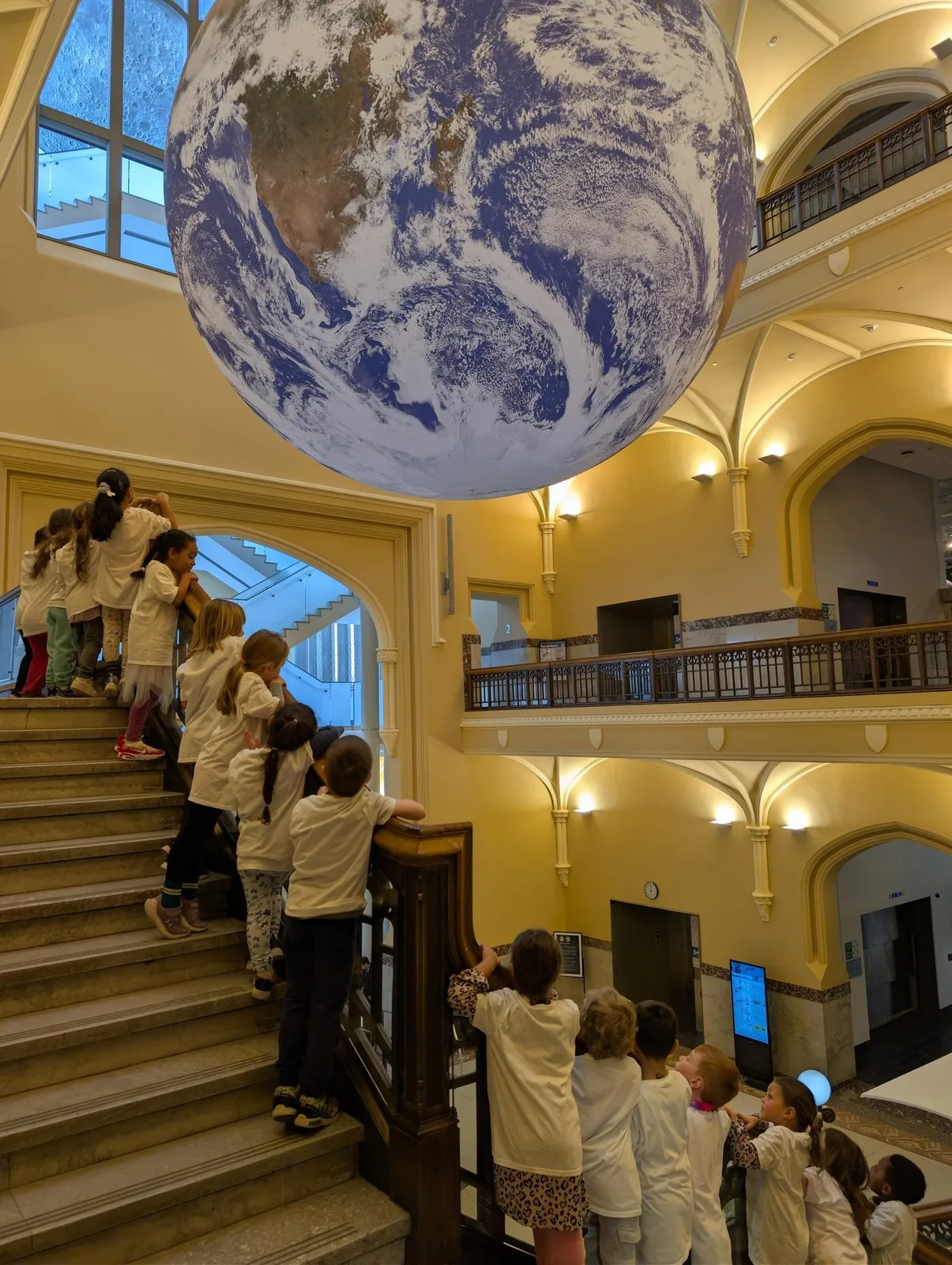 Enfants de La petite école participant à une sortie éducative