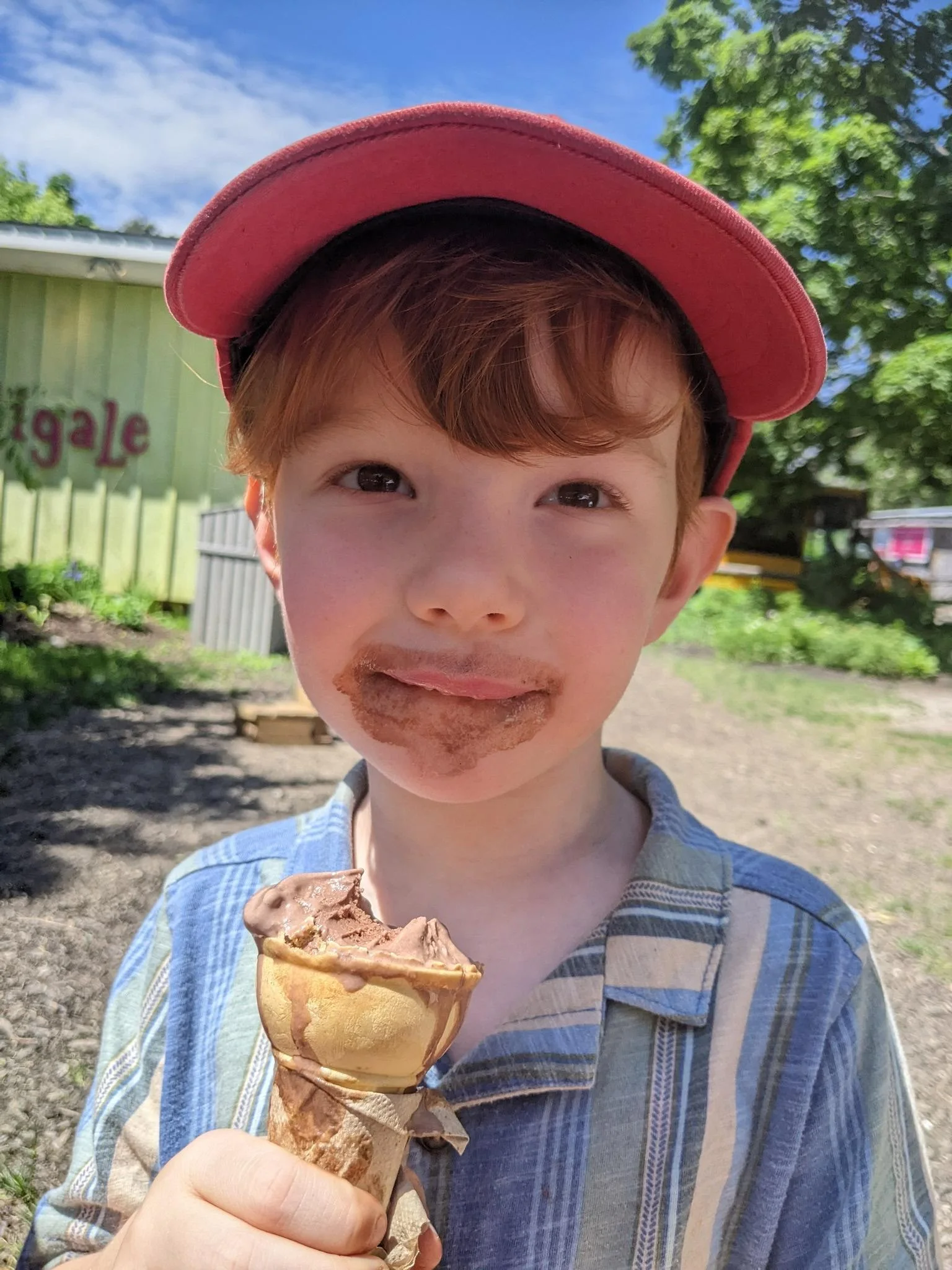 Enfant profitant d’une sortie estivale organisée par La petite école de mon quartier